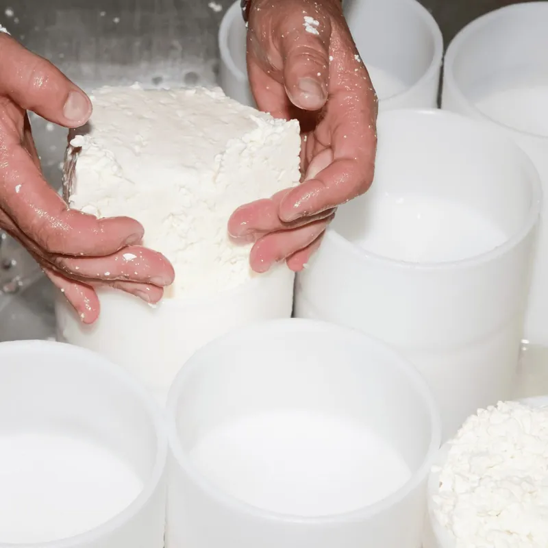 Moldeado de queso fresco casero