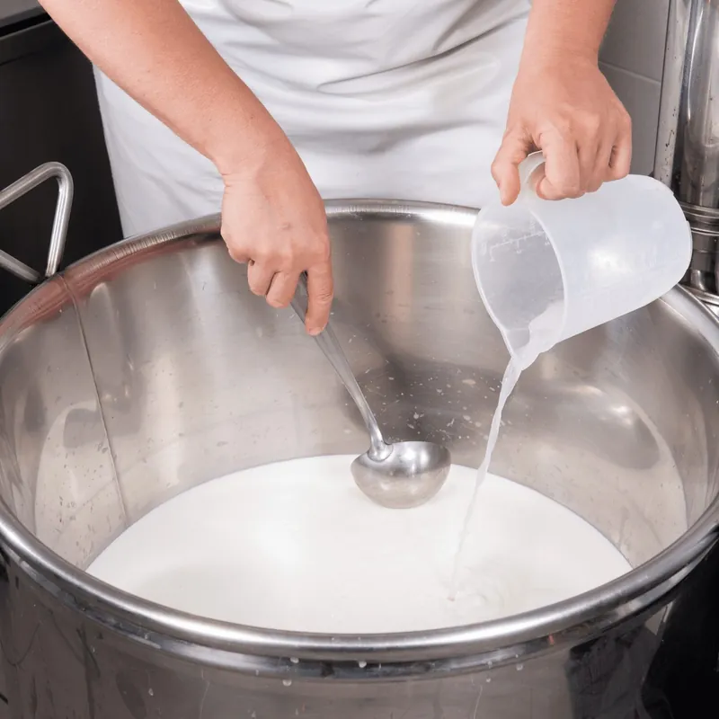 Leche en la olla antes de añadir el cuajo